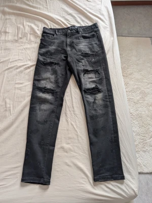 Rhinestone svarta jeans  - Tyvärr får jag sälja dessa jeans... Sjukt snygga tuff ash🔥🔥 Bara använt 2 gånger, och bytt stil så blir tvungen... Storlek o allt ses på bild. Mer åt tighta hållet, inte atl tight tho yfm men ändå, på ett bra sätt. Aja inga skador som sagt bara använt 2 ggr, som nya. 