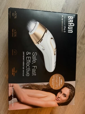 Braun Silk-expert Pro 5 IPL - Permanent hårborttagningssystem Braun Silk-expert Pro 5 IPL i vitt och guld. Levereras med laddare och tillhörande fodral.  Endast öppnad och testad en gång för att kontrollera att den fungerar, i övrigt oanvänd.  Köpt för 5 000 kr.  Enheten kan ge ifrån sig ett klickande/tickande ljud före och . Jag märkte att det ibland kan ta en liten stund mellan pulserna, men den ger pulser som den ska.