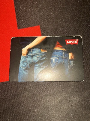 Levi's presentkort fysisk butik - Presentkort från Levi's med motiv av två personer i blå jeans. Kortet är i plast och gäller endast som betalning i fysiska Levi's-butiker. 🎈Den har 1101kr på sig har köpt en sak med den pris kan diskuteras🎈