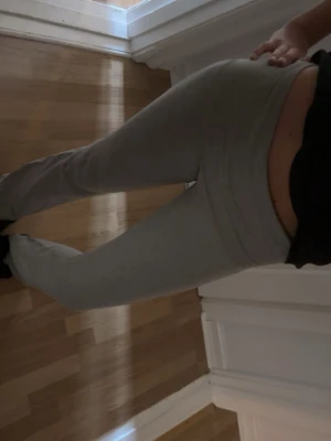 Grå yogapants med rak passform - Snygga grå yogapants med rak passform och bred resår i midjan. Perfekta för en chill och avslappnad stil. Tillverkade i mjukt och stretchigt material som känns skönt mot huden.