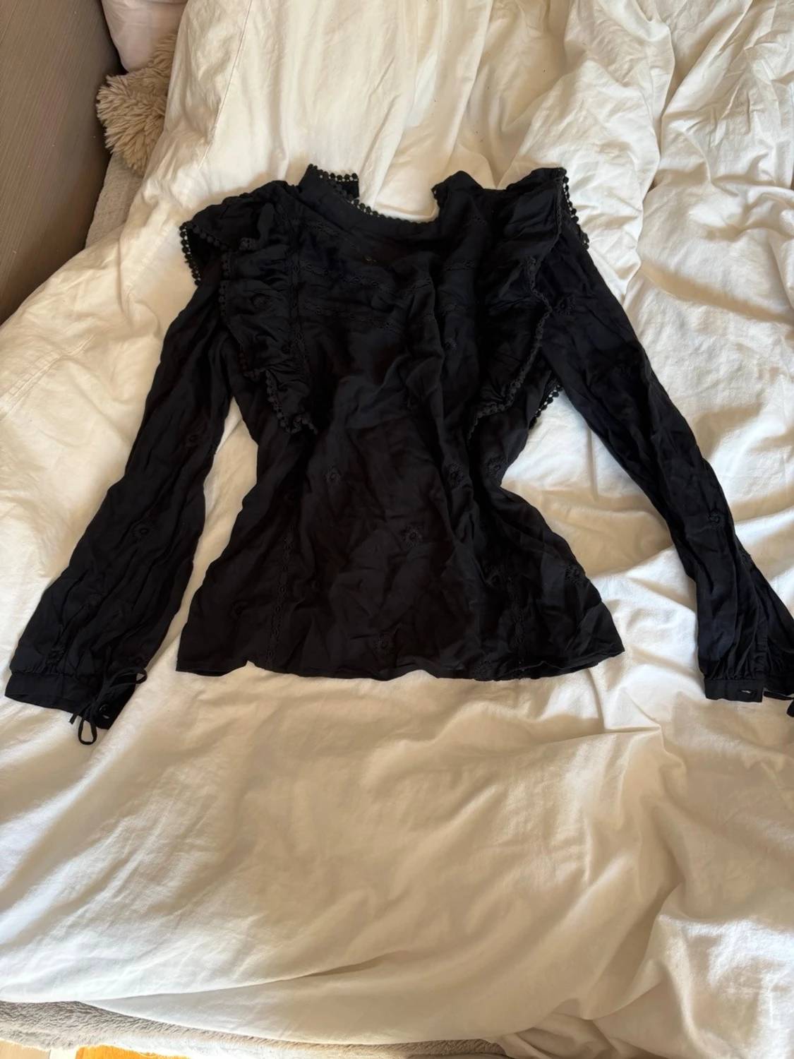 Svart blus med volangdetaljer - 2