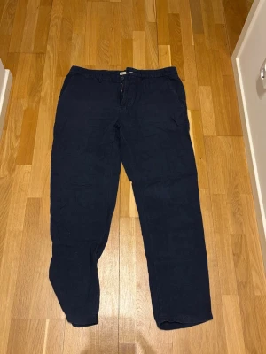 Chinos/linnebyxor - Riktigt schyssta chinos/linnebyxor från mango. Storleken är 46. Kontakta mig vid fler frågor!