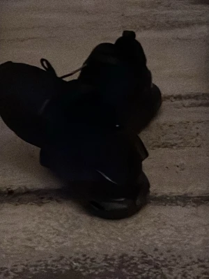 Svarta Nike Air Max 270 sneakers - Svarta Nike Air Max 270 sneakers med chunky sula och meshdetaljer på ovandelen. Skorna har en sportig vibe med synlig Air-enhet i hälen och klassisk Nike-logga på sidan. Låga i modellen och med snörning för bästa passform. Perfekta för dig som gillar streetstyle och bekväma skor.