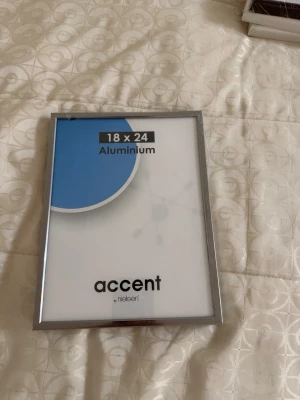 Accent aluminiumram 18x24 cm - Snygg och stilren fotoram från Accent by Nielsen i aluminium. Ramen är silverfärgad och har måtten 18x24 cm, perfekt för foton eller posters. Enkel och modern design som passar i de flesta rum.