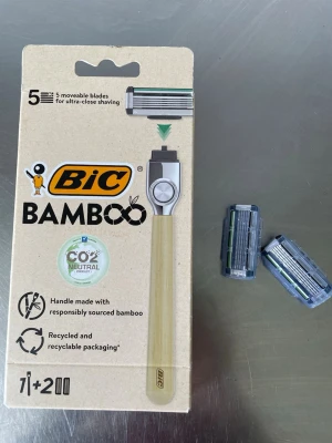 Bic Bamboo rakhyvel och rakblad - Säljer ett set med Bic Bamboo rakhyvel och extra rakblad. Handtaget är gjort av bambu och förpackningen är återvunnen. Rakbladen har 5 rörliga blad för nära rakning. Miljövänligt val med CO2-neutral märkning.+2blad extra