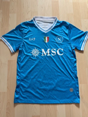 Napoli 2025/26 Hemma Kit  - Stilren fotbollströja i helt nytt skick. Tröjan är inte använd en endaste sekund.