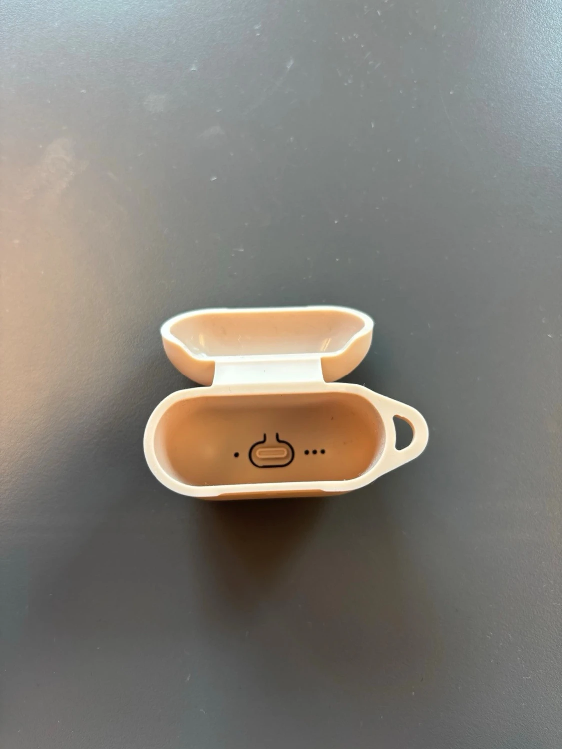 Beige silikonfodral till AirPods 4 - 3