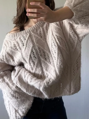 Beige oversize stickad tröja - Mysig oversize stickad tröja i beige, superfin på sommaren över t.ex en klänning! 