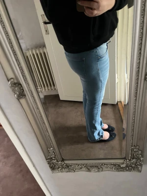 Ljusblå bootcut jeans - Säljer ett par ljusblå bootcut jeans low waist, stretchigare material än vanliga jeans från hm❣️