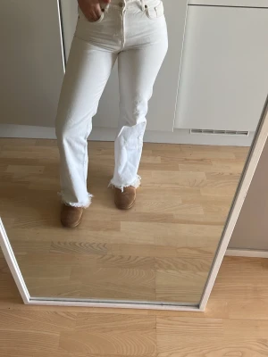 Zara jeans  - Säljer nu mina fina vita jeans från Zara. Jag är 169 o dem är bra i längd på mig💕