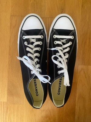 Converse All Star OX Black - Ett par oanvanda Converse All Star OX Black. Köpt för att ge i present men blev aldrig av. Dags för den att finna ett nytt hem! 💓Pris går självklart att diskutera! 😁