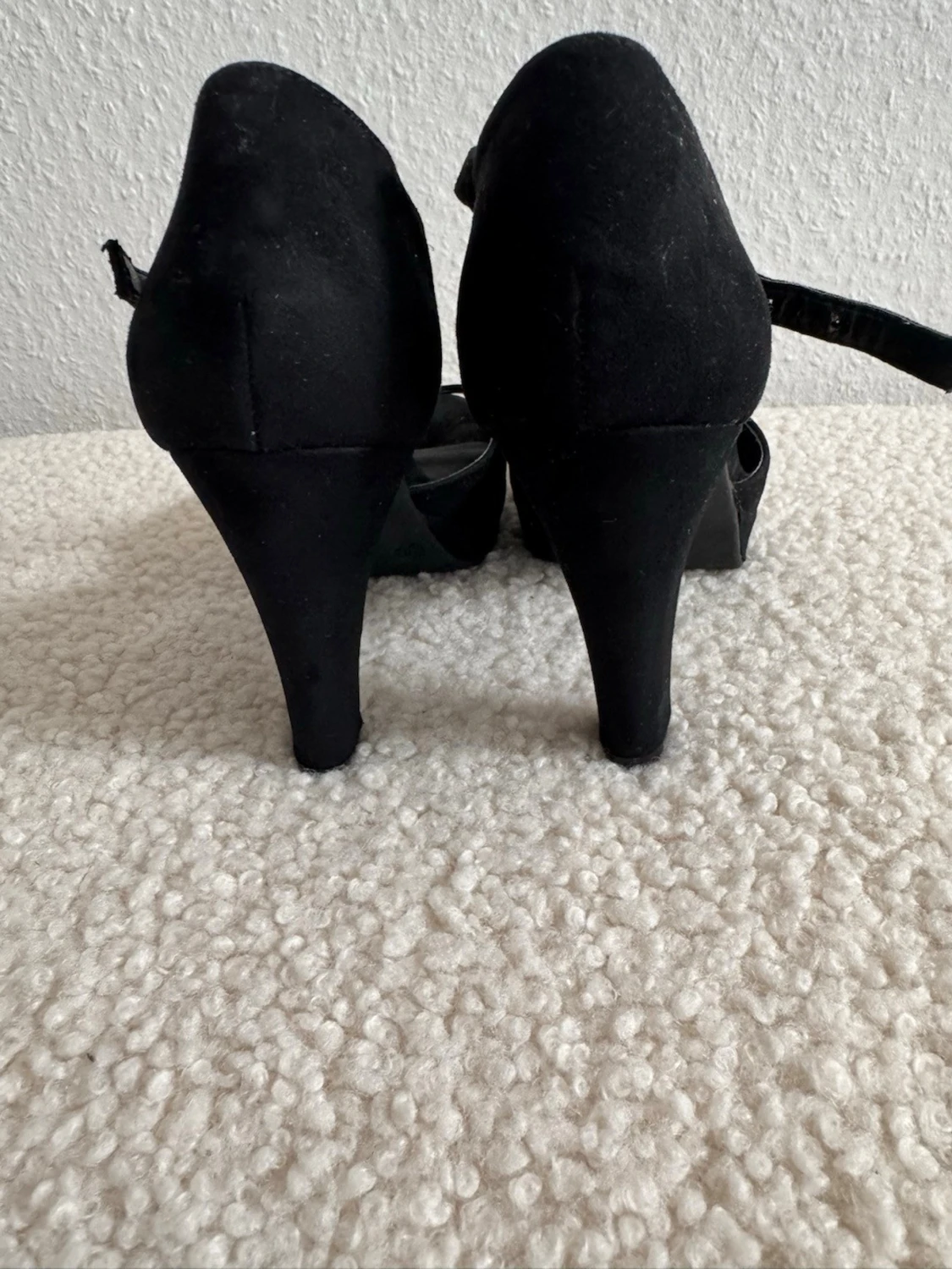 Svarta pumps med pärldetaljer som nya - 3