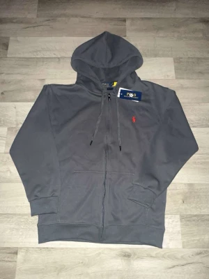  Polo Ralph Lauren - En helt ny Ralph Lauren snygg hoodie✅️ jätte fin och bra kvalitet på den💯.
