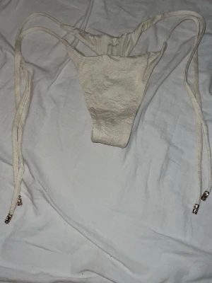 Vit bikiniunderdel från Calzedonia (oanvänd) - Helt oanvänd! Beställde fel bikini underdel till min bikiniöverdel från calzedonia så aldrig använda, kunde inte lämna tillbaka för jag klippte bort lappen innan jag insåg att det var fel bikini underdel.