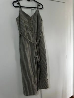 Jumpsuit  - En jumpsuit i stl XS från Cubus säljs för 130 kr. 