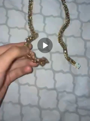 Guldplanterat kejsar - Snyggt halsband i guldfärg med grov kedja och tvinnad design. Halsbandet har ett glittrande lås med små diamanter som detalj. Perfekt accessoar för att lyfta din outfit.