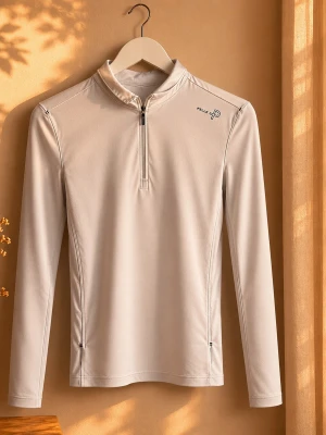 Beige långärmad polotopp från Pelle P - Stilren beige långärmad polotopp från Pelle P med halv dragkedja framtill och diskret logga på bröstet. Lite svagt missfärgad i rosa. Tillverkad i ett stretchigt syntetmaterial som passar perfekt för en aktiv livsstil. Snygga detaljer med slits vid ärmslut och text på ryggen.