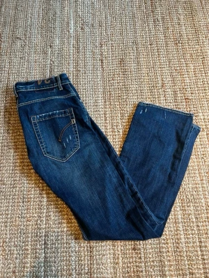 Dondup jeans  - Riktigt feta mörkblå jeans från dondup. Storlek 34. Nypris ligger på cirka 2500 - mitt pris 699 men det går att diskutera. Hör gärna av dig vid minsta fundering! 