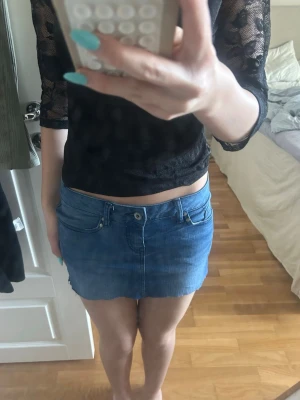 Blå jeanskjol från edc - Säljer en blå jeanskjol från edc med rå kant nertill och klassiska fem fickor. Kjolen har normal passform och är i ett mjukt denimtyg. Perfekt till sommaren och enkel att styla med olika toppar. Storlek xxs men skulle säga att den passar xs/ bättre🤗