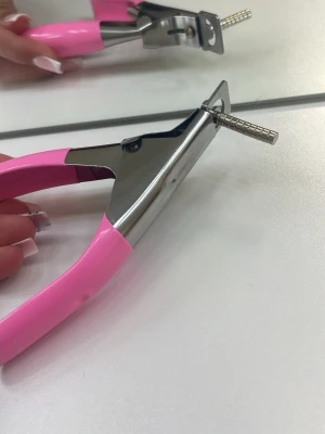 Nageltippklippare  - Nageltippklippare med rosa handtag och i rostfritt stål. Perfekt för att forma och klippa lösnaglar eller tippar med precision. Verktyget har en metallfjäder för smidig användning och passar både hemma och i salong.