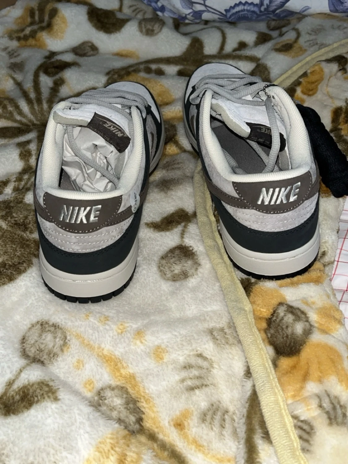 Nike Dunk Low grå och vit sneaker - 1