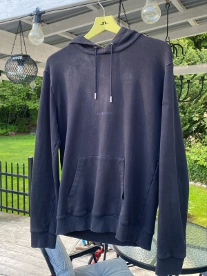 Svart hoodie från Saint Laurent - Säljer en svart, mjuk hoodie från Saint Laurent med en minimal text på fronten. Materialet är bomull. Storleken är Small och skicket är bra, men en aning smutsig. Nypris ligger på runt 7000kr. Hör av dig vid frågor eller funderingar! In o köööp👌👌