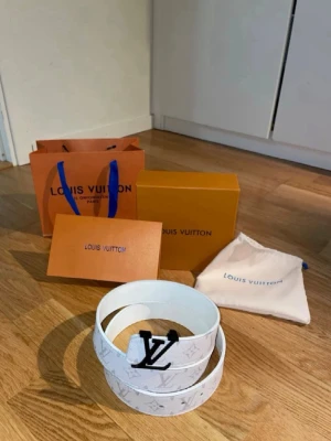 Vit bälte  - säljer vit bälte.