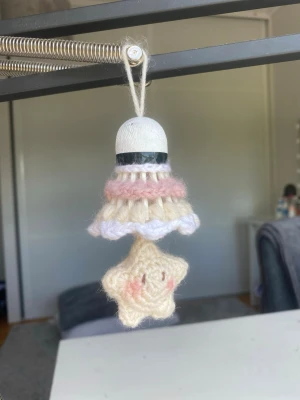 Söt virkad hängande stjärra - Söt nyckelring gjord av en gammal badmintonboll och virkad💕