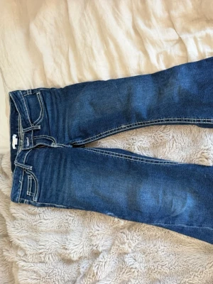 Bootcut jeans mörkblå🤍 - Snygga mörkblå bootcut jeans från Gina tricot , superbra skick.Jeansen har dekorativa sömmar på bakfickorna och är tillverkade i stretchigt denim för en bekväm passform.💙