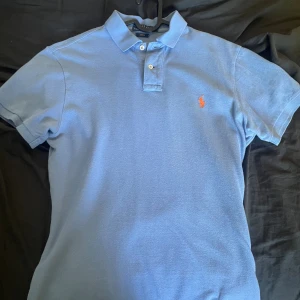 Ljusblå Ralph Lauren Piké - Somrig ralphlauren piké☀️Knappt använd i bra skick! Skriv gärna om du har frågor eller vill ha mer bilder!