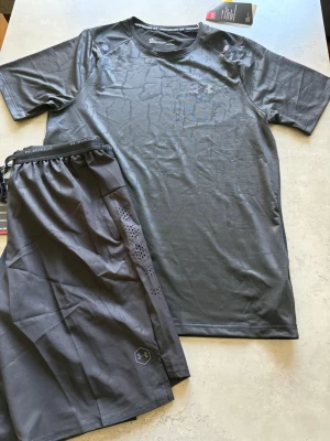 Underarmour summer set - Helt nya par svarta Underarmour  summer set som passar perfekt för den kommande sommarn.Dressen passar M  där den sitter lite mindre!