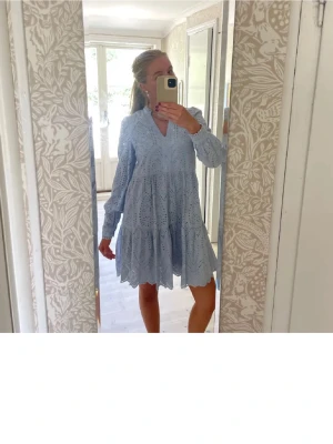 blå broderi klänning  - en super fin känning från yas, ordinarie pris 899kr i storlek xs, perfekt nu till skolavslutnings tider och midsommar💞💞