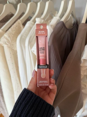 Elf blush wand - Pink me up - Säljer en helt ny blush wand ifrån Elf i nyansen Pink-Me-Up. En dupe för Charlotte Tilburys blush wands. Hör gärna av dig vid frågor❤️