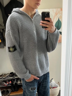 Stone Island Hoodie - Galet fet stickad stone island hoodie i storlek L. Perfekt för sommarkvällen. Modellen är 188 väger 78