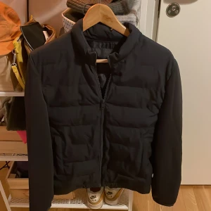 Mörkblå cardigan  - Säljer en stilig mörkblå cardigan från Zara.