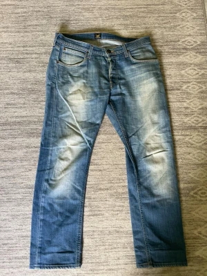 Lee jeans - Darren lee jeans. 32 i midja men är uppsydda i benen så är nog 29/30 i längd.