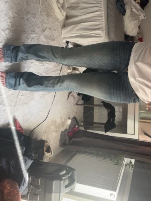 Weekday jeans - Jätte snygga Weekday jeans i st 25:34. De är i bra skick förutom att de är lite slitna längst ner på jeansen vilket även syns på sista bilden❣️
