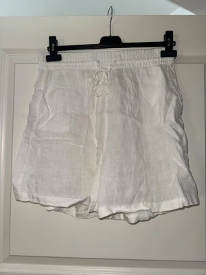 Linne shorts  - Linne shorts från Gina tricot, nästan helt oanvända. Storlek 38, men passar även 36.