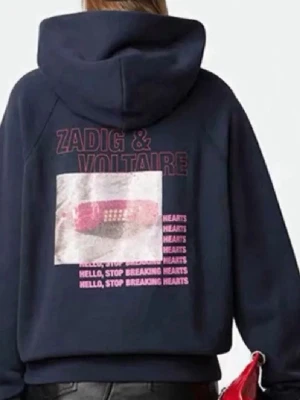 Marinblå hoodie Zadig & Voltaire - Snygg marinblå hoodie från Zadig & Voltaire med huva och magficka. På ryggen finns ett coolt tryck med text och bild i rosa och vitt, samt logga framtill. Perfekt för dig som vill ha en streetstyle-look med edge. Trycket på ryggen har små diamanter💗diamanterna sitter bra, men rekommenderar ändå att tvätta hoodies ut och in. Den är oxå ganska urtvättad inuti, därav priset💗