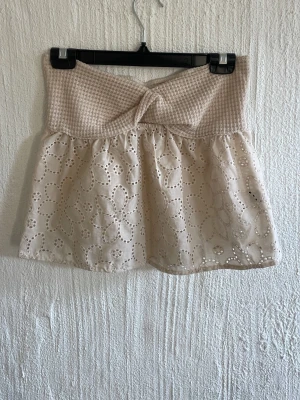 Beige tub top  - Köpte på marknad i Spanien för 2 år sen! Storlek xs-m🥰 köpte för 299kr! 