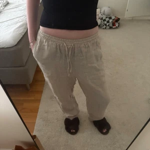Beigea linnebyxor - Chelsea  - Supersnygg linnebyxor ifrån Chelsea Girls i storlek Xs/S i fint skick. Köpta för ca 600kr
