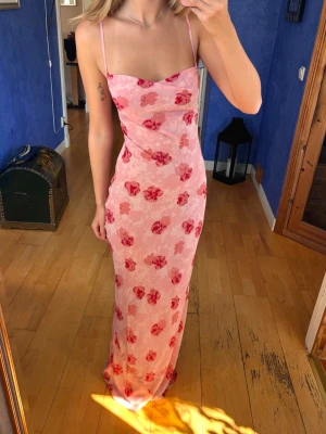 Adoore klänning  - Långklänning från adoore i modell Verona, den har knyt i ryggen som justerar byst och axlar och även en mindre slits nertill vid ena benet. Använd 2 gånger! 💞
