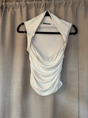 White Roched Top - Zara - Vit topp från Zara! Super fin med en dragkedja i sidan. Den kommer däremot inte till användning.✨ material : 100% polyester 