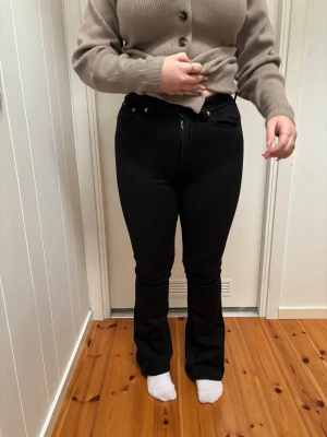 svarta höga jeans  - hel svarta jeans, högmidjade, super stretchiga, långa ben och super sköna. 