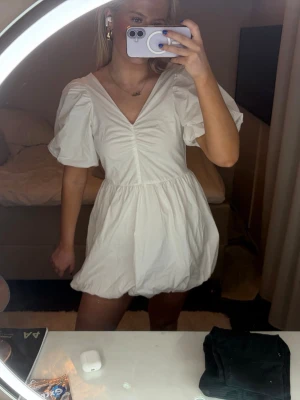 Vit kort klänning  - Vit kort klänning, passar perfekt till studenten!