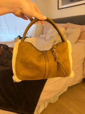 Brun mockaväska med fuskpälsdetaljer - Super söt brun väska, aldrig använd, inga defekter💞💗