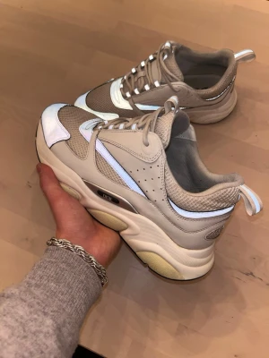 Dior b22 - Tja! Säljer dessa dior b22 i toppskick | Storlek: 43 | Skick: Som nya endast smutsiga snören | Kom PM ang frågor eller intresse 📲 (ser smutsigare ut på bilderna beroende på att de är fuktiga efter tvätt)