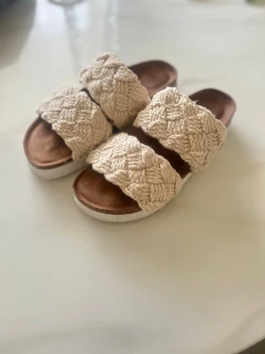 Tofflor/sandaler - Superfina ”flätade” sandaler/tofflor som är inköpta från åhlens☺️  Dem är endast använda en gång så dem är som nya💕  Skulle säga att dem är små i storleken då jag vanligtvis har storlek 38 och dem passar mig perfekt🌸