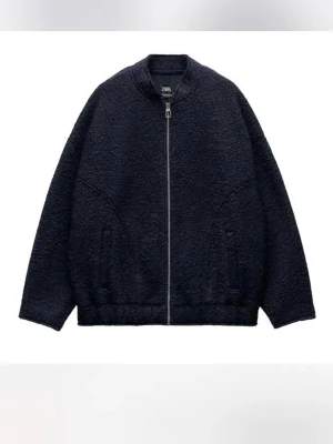 Marinblå teddyjacka från Zara - Marinblå Teddy bomberjacka från zara, jättebra skick och superfin!💞