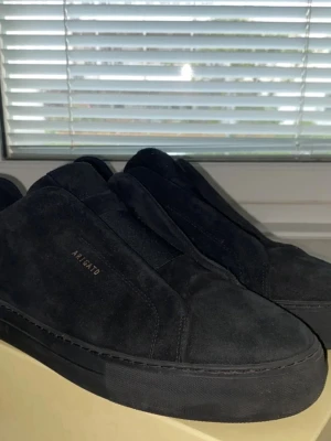 Axel arigato  - Har Axel arigatos som behöver säljas. Säljer för 2350kr för dem är i nytt skick. Storlek 44 och 44,5